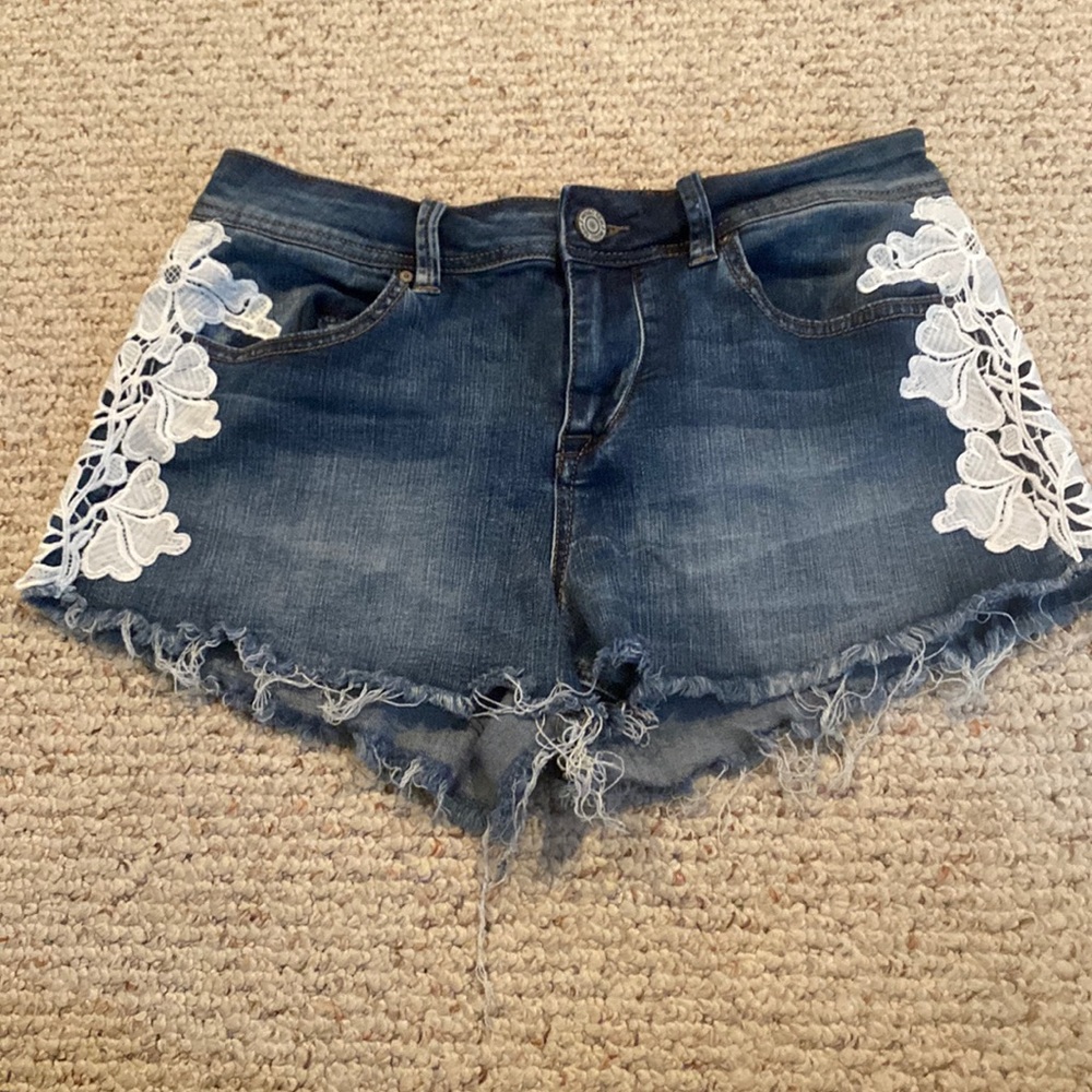 Jean shorts with crochet flowers on the side